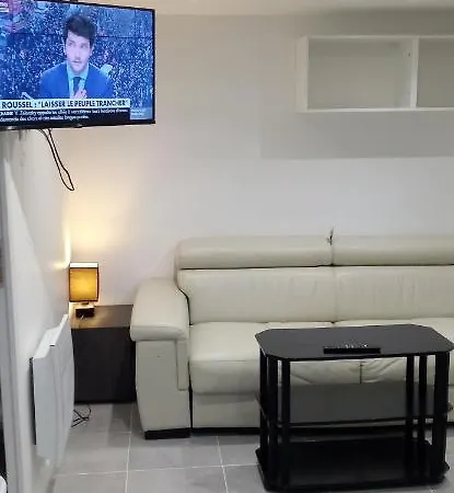 Studio Equipe Dans Maison Apartment